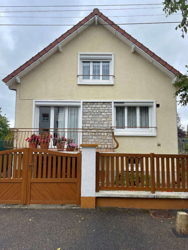 Maison à SAINT-JEAN-DE-BRAYE