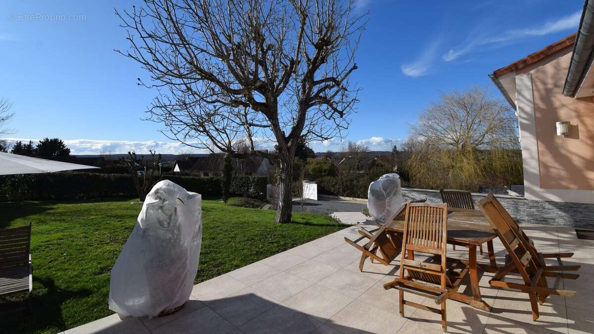 Maison à CREUZIER-LE-VIEUX