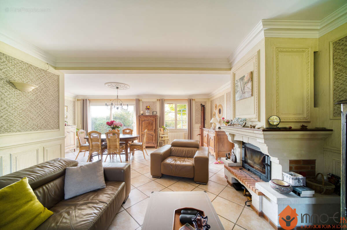 Maison à CONDE-SAINTE-LIBIAIRE