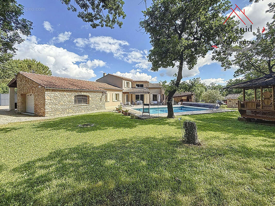 Maison à LA ROQUE-SUR-PERNES