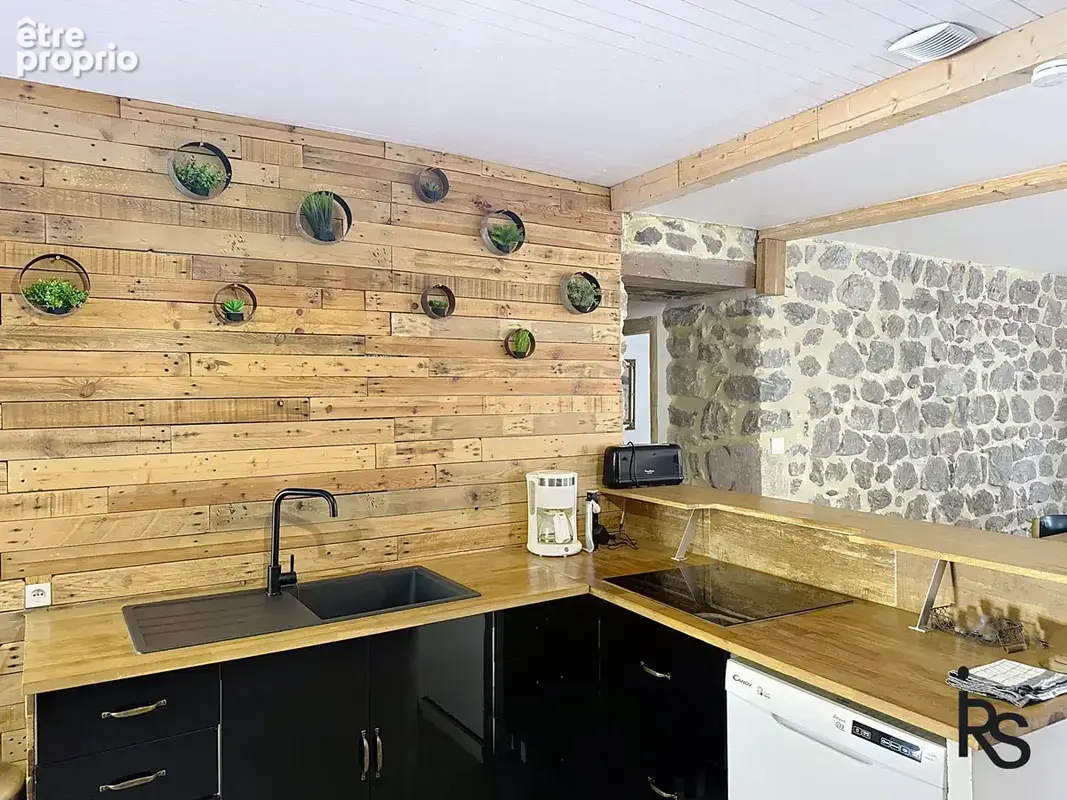 Maison de village avec un gîte, une petite cour et deux terrasses - photo 5