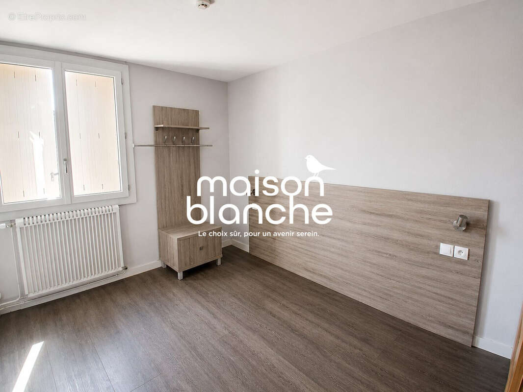 Appartement 585 m² à Parthenay  - photo 8
