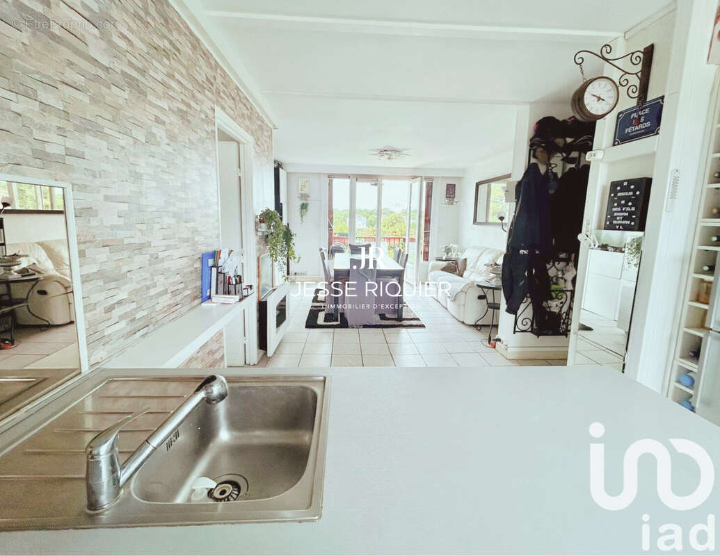 Photo 3 - Appartement à LE MESNIL-LE-ROI