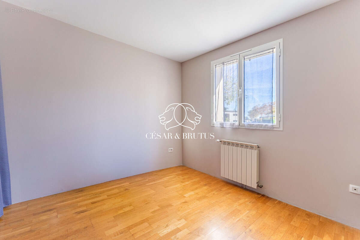 Chambre 2 - Maison à DECINES-CHARPIEU