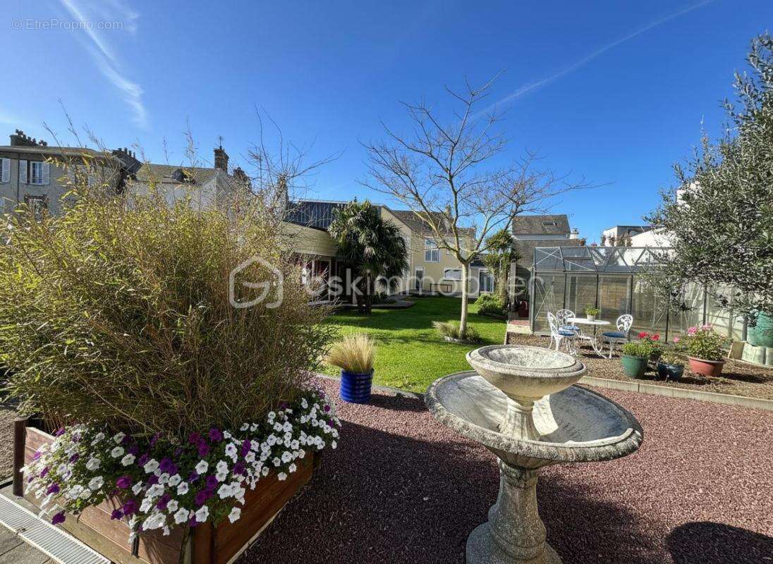 Maison de Ville Familiale avec Atelier Indépendant, Jardin et Espace Bien-être - photo 12