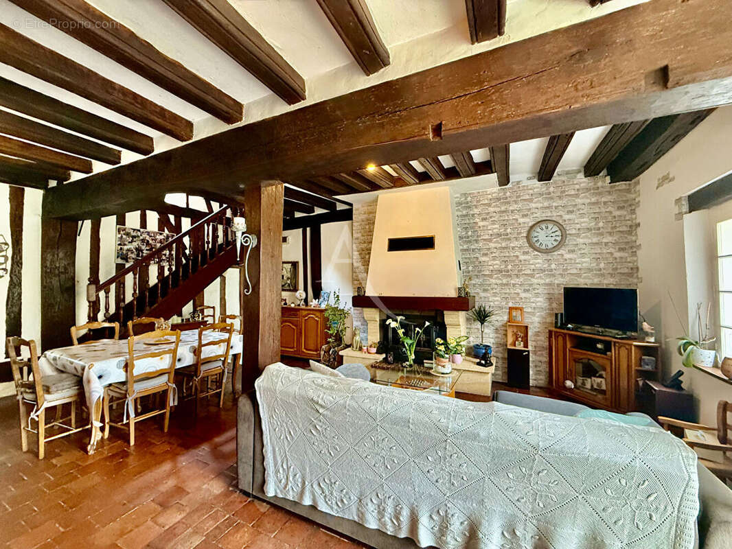 Maison à SAINT-MAIXME-HAUTERIVE