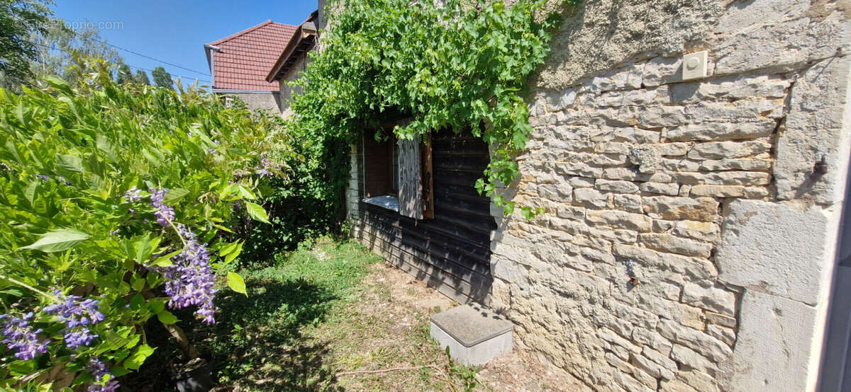 Maison en pierre de caractère à rénover . Un véritable coup de coeur pour les amoureux de l'authenticité ! - photo 10