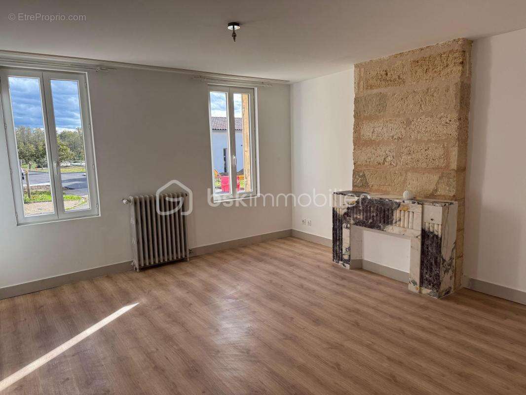 Maison à LES ARTIGUES-DE-LUSSAC