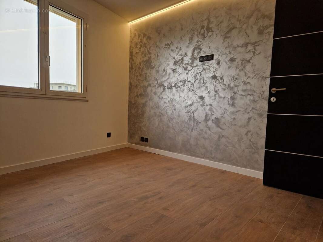 Appartement à SAINT-LAURENT-DU-VAR