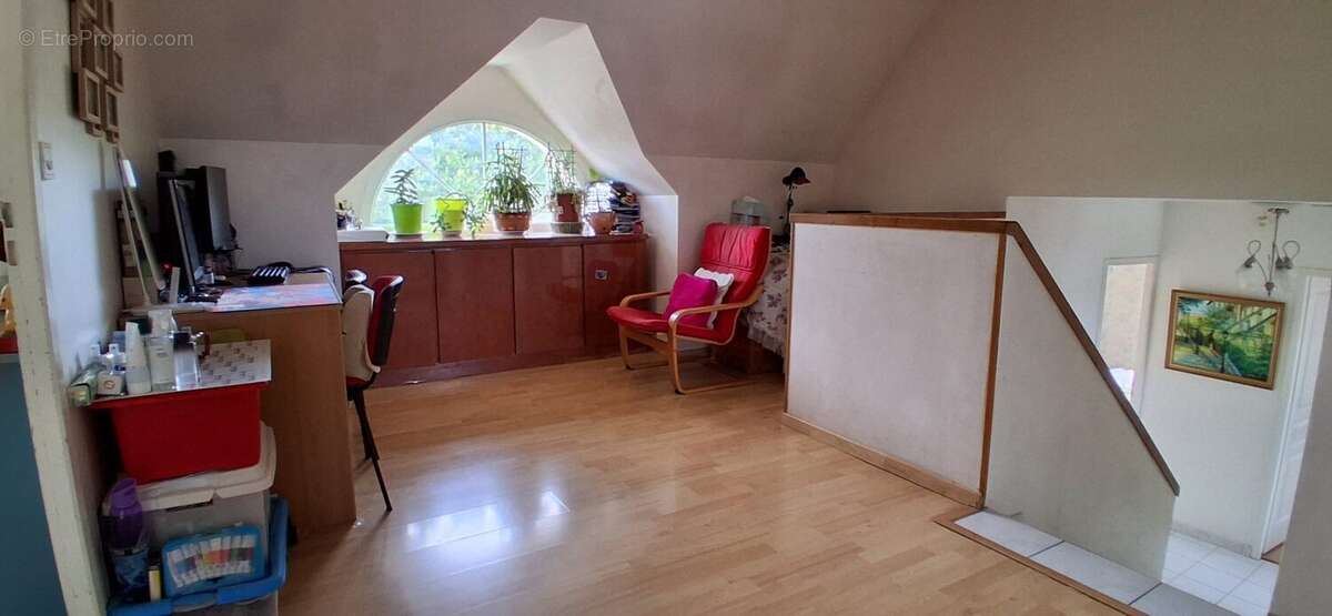 Espace polyvalent pouvant accueillir un bureau, une salle de jeux ou un coin lecture selon vos envies.