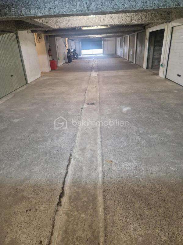 ANGLET limite BIARRITZ quartier AGUILERA - garage fermé sécurisé - photo 3
