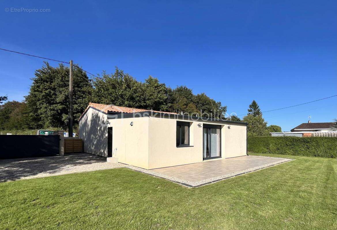 Maison à SAINT-CHRISTOPHE-LA-COUPERIE