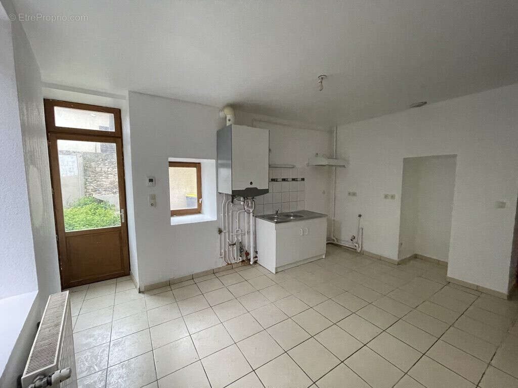 Appartement 307 m² à Bellenaves  - photo 8