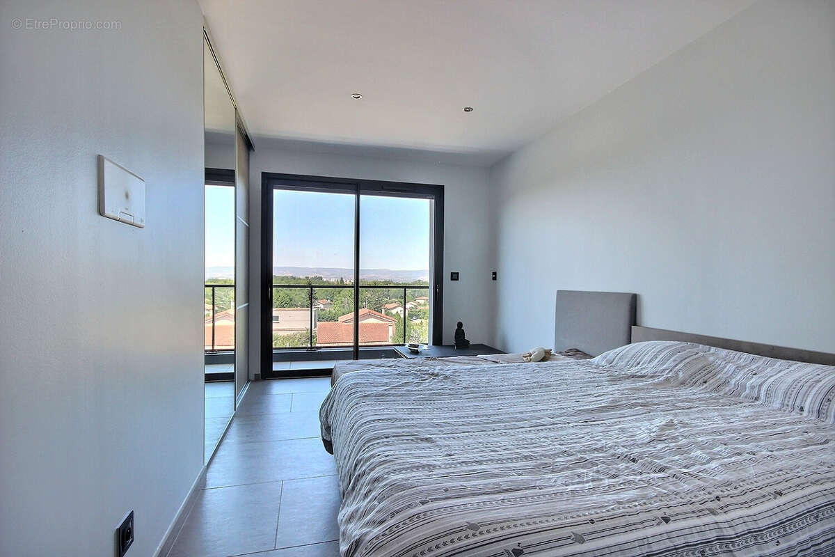 Maison à SAINT-BONNET-LES-OULES