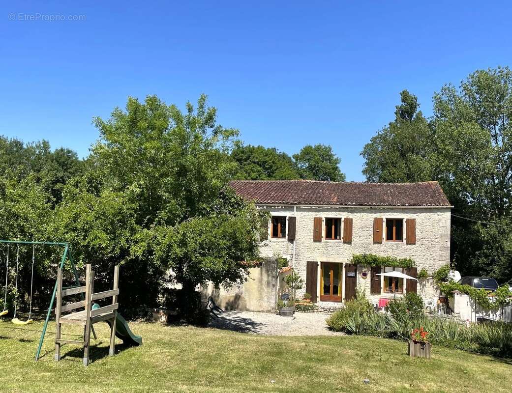 Maison à SAINT-PIERRE-DE-JUILLERS