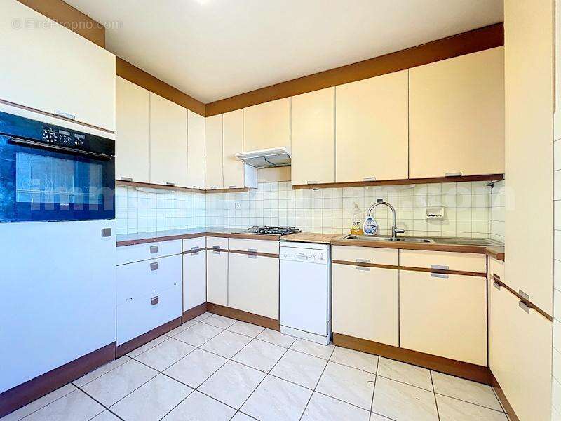 Appartement_T4_Transformé_en_T3_Annemasse_Genève_Ceva_tramway_Suisse_investissement_famille_lumineux_proche_commodité_Séjour_cuisine_séparée_équipée_ - Appartement à ANNEMASSE