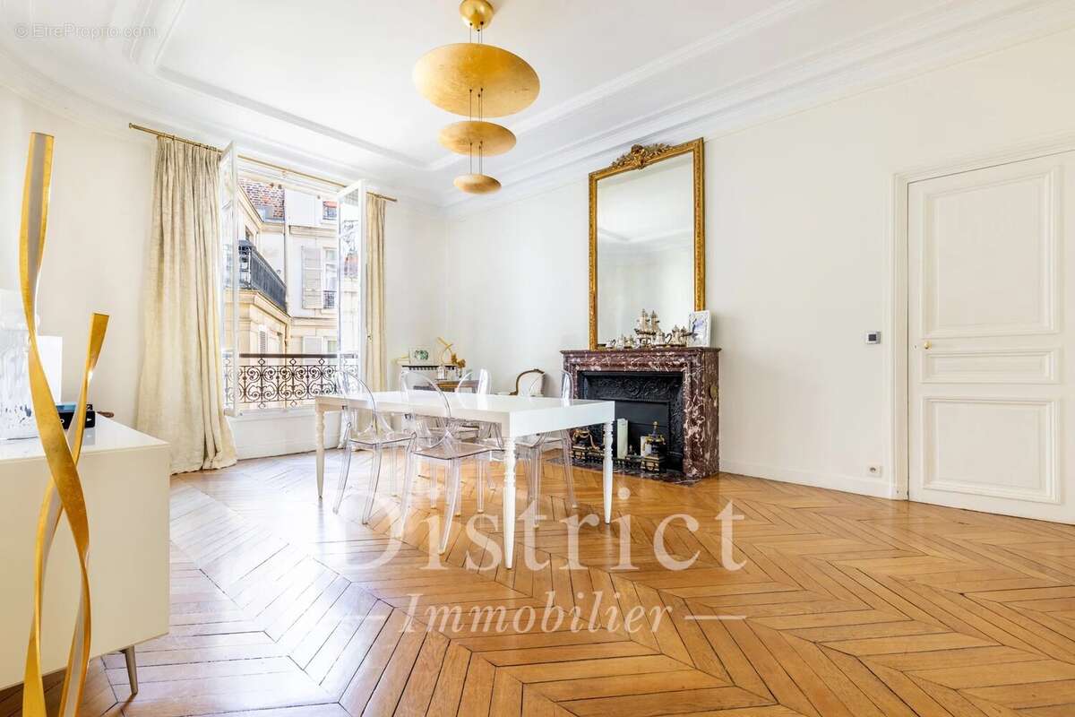 Appartement à PARIS-8E