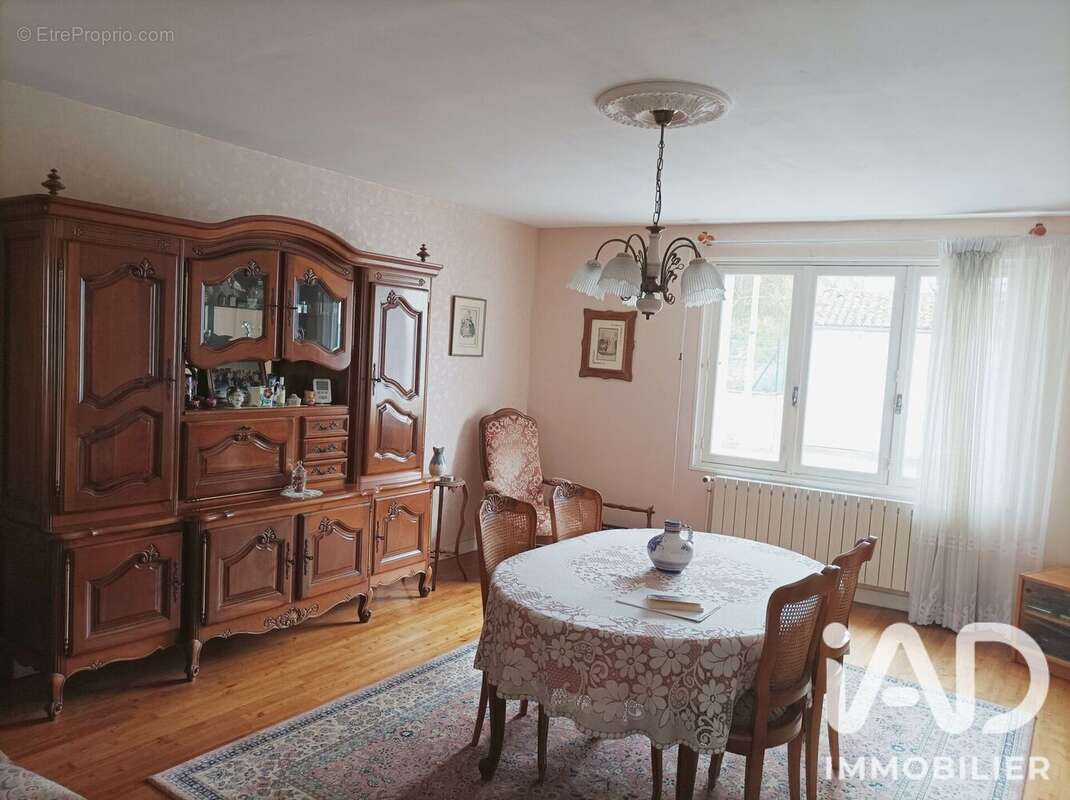 Maison 209 m² à Corme-Royal  - photo 6