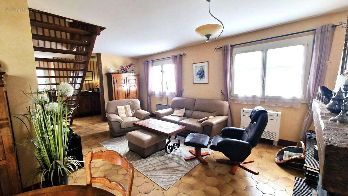 Salon - Maison à LA MEMBROLLE-SUR-CHOISILLE