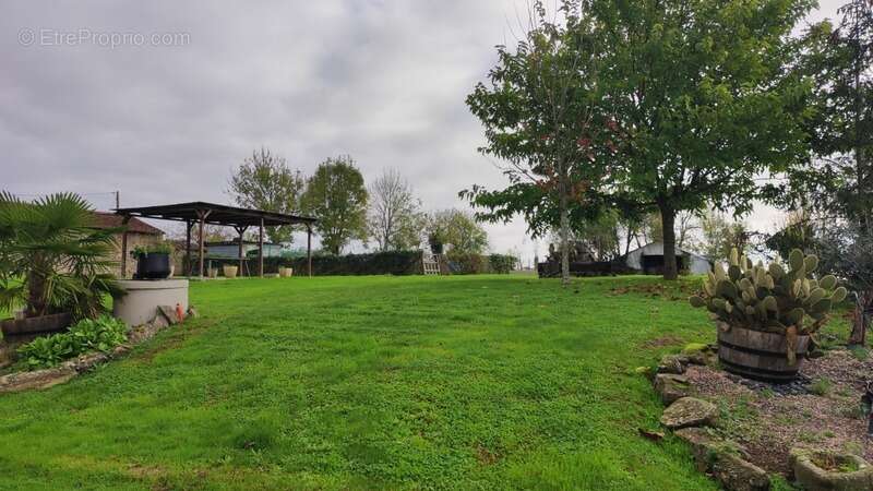 Maison familiale en bon état  avec terrain, au calme dans un  hameau à Beugnon Thireuil - photo 7