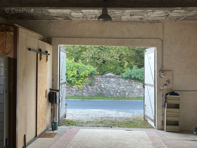 Local 66m2 avec élec, eau, tout à l'égout - photo 3