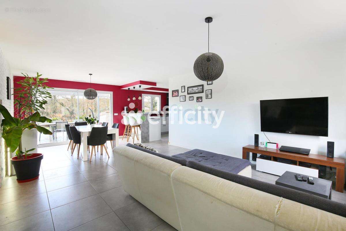 Maison à LAUZERVILLE