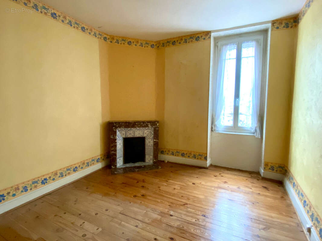 Maison à LE MAYET-DE-MONTAGNE