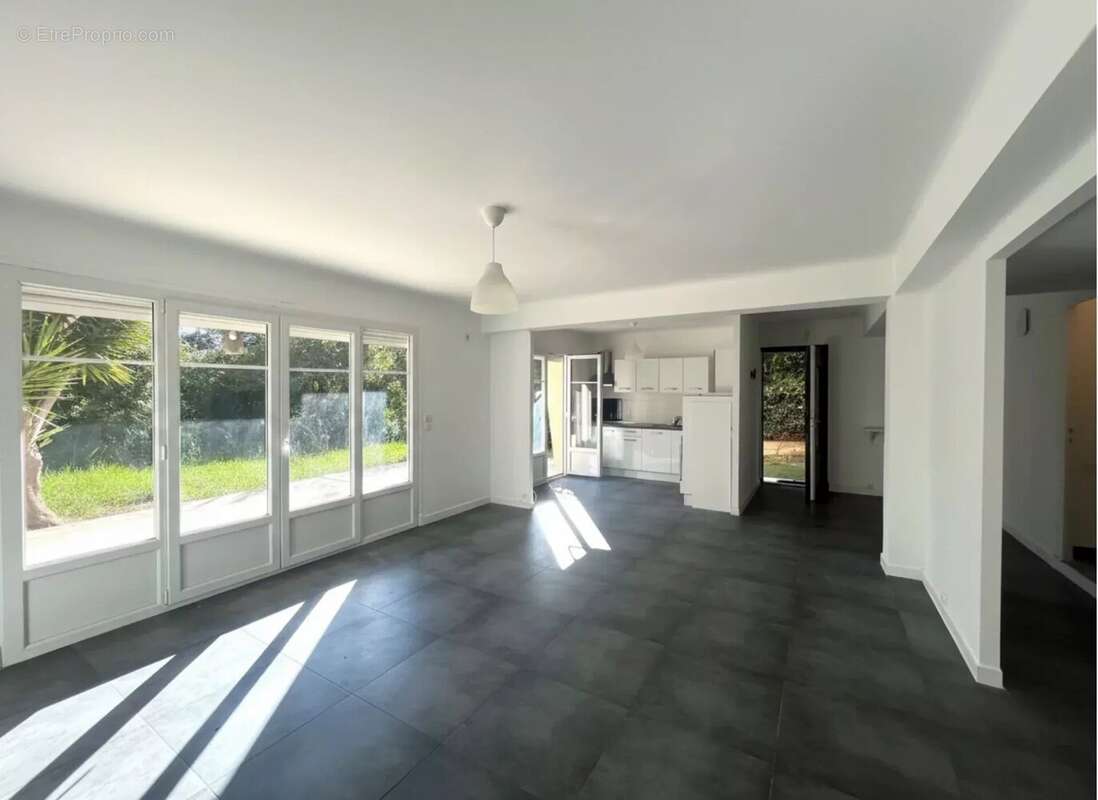 Appartement à EZE
