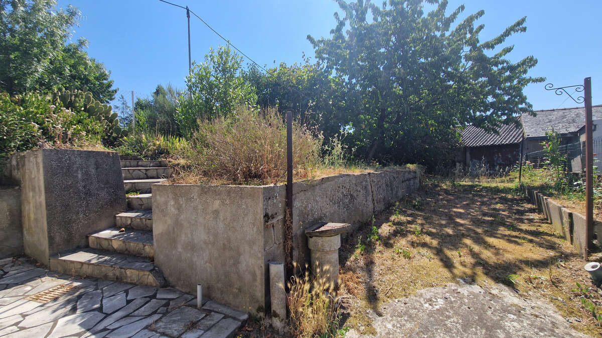 Maison de bourg avec jardin   Fort potentiel d'aménagement ! - photo 13