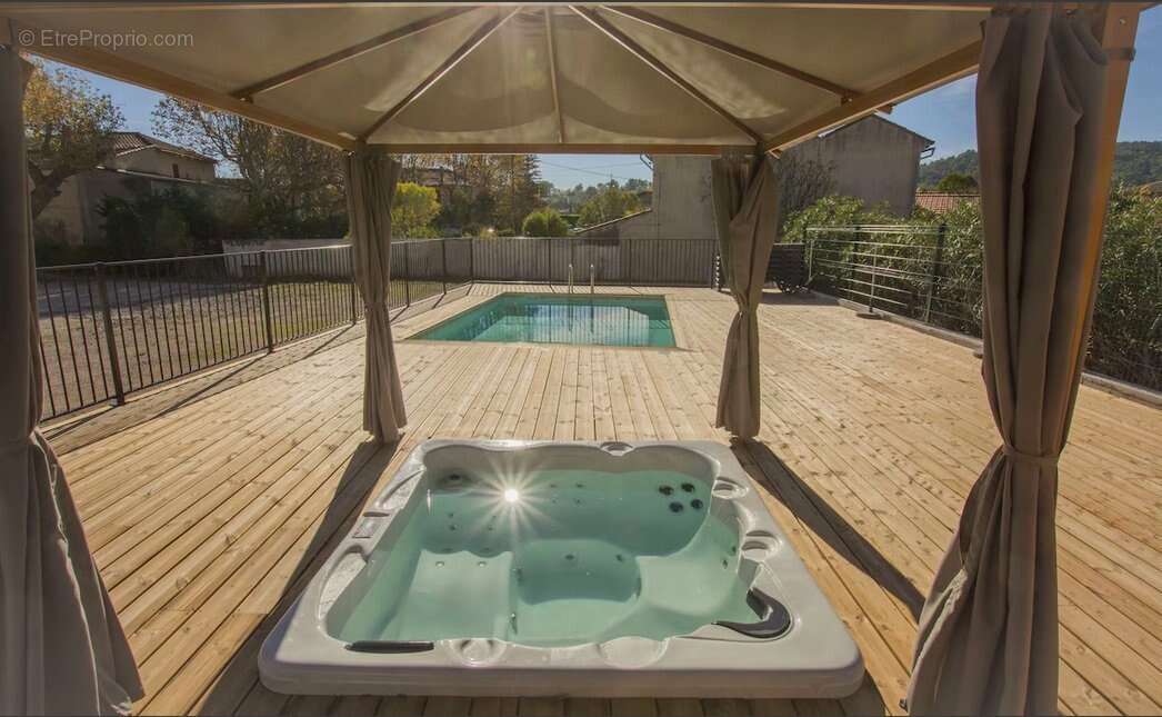 Commerce à CARNOULES