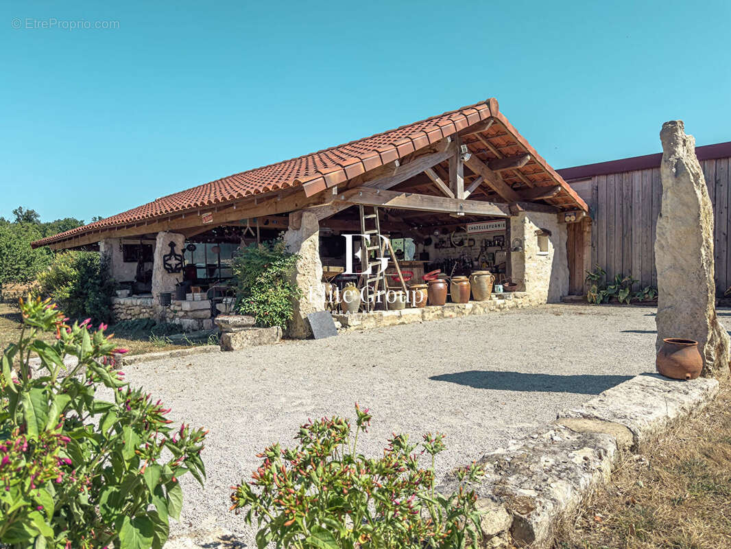A vendre - propriete proche d'angoulême - 9 pieces - 295m2 - photo 8