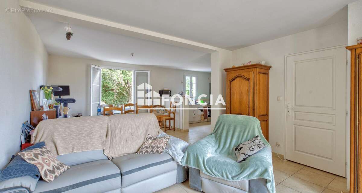 Maison familiale avec jardin dans un quartier pavillonnaire - photo 2