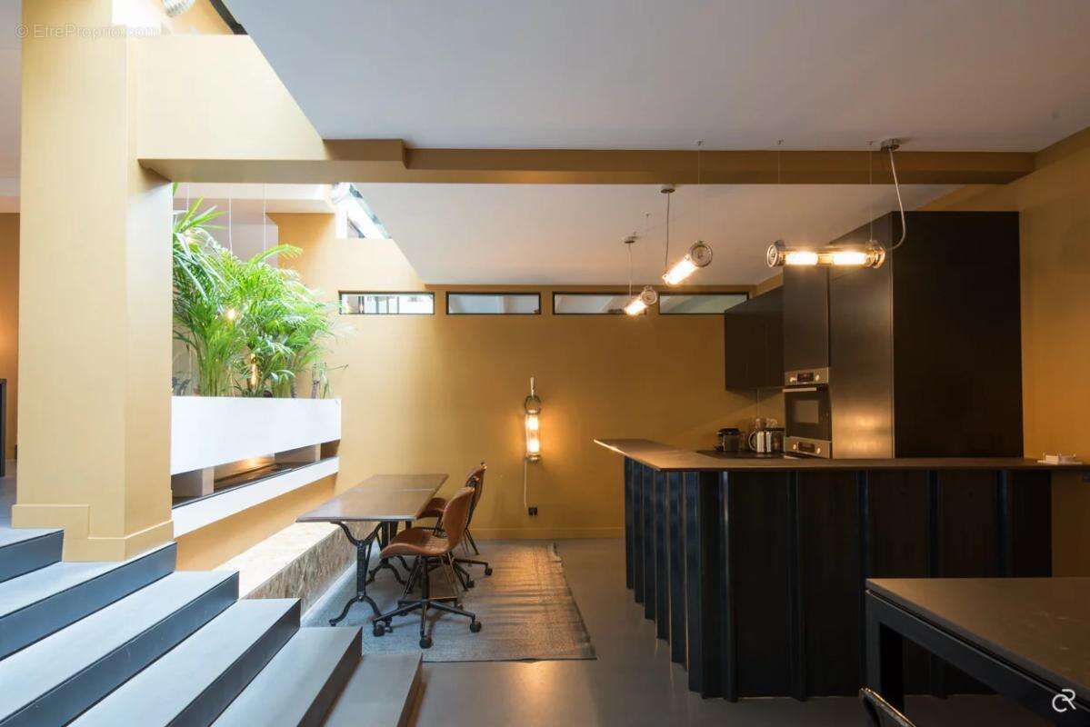 Très beau LOFT à vendre développant 265 m², fonctionnel, Clé en main entièrement rénové par architecte . Possibilité de location - photo 3