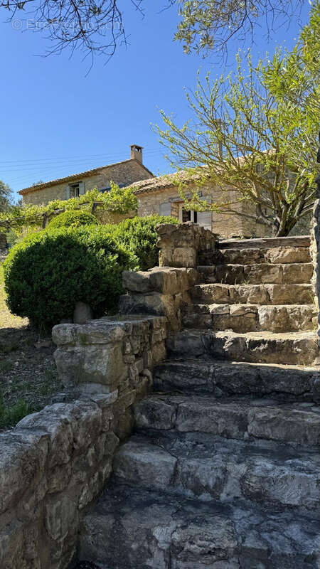 Escalier en pierre d'accès à la piscine  - Maison à GOULT
