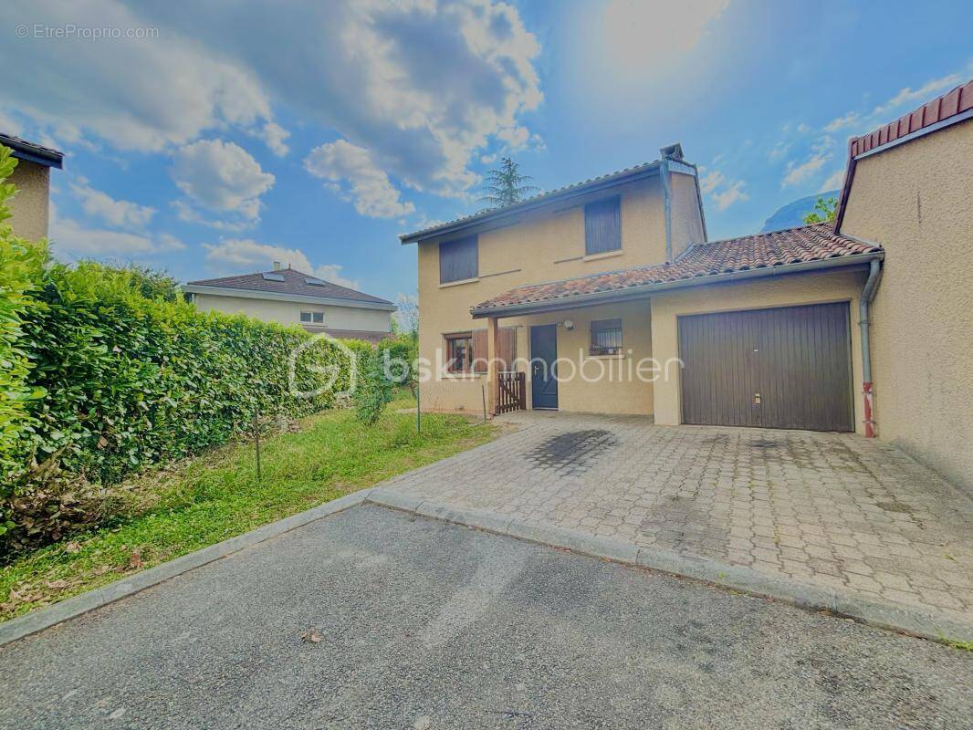 CROLLES Maison familiale de 110 m2 avec jardin, piscine et vue sur la dent de Crolles - photo 1