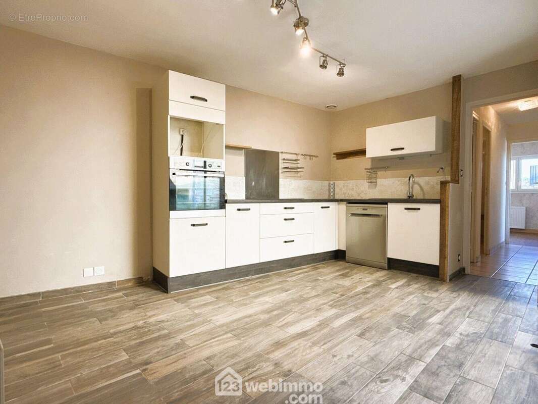 De l'autre côté, la cuisine aménagée-équipée (13 m2), - Maison à BUXEROLLES