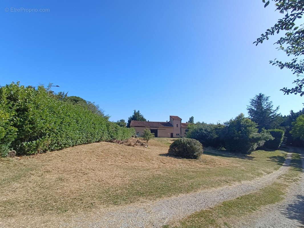 Bâtisse de caractère avec hangar - coeur de village - photo 13