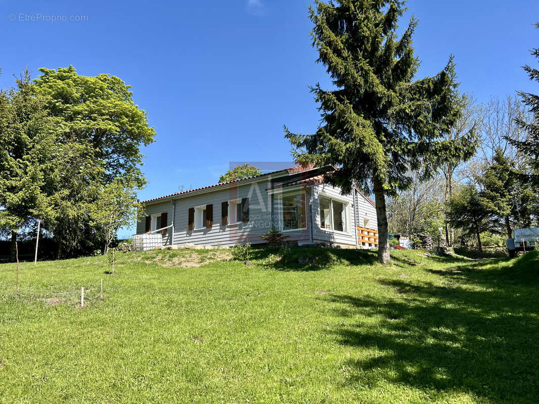 Maison de plain-pied sur terrain arboré de 2 200 m2 - photo 2