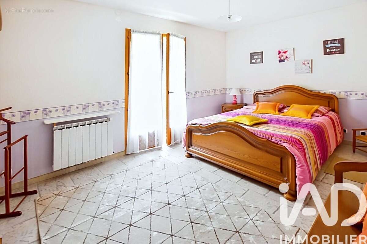 Maison 180 m² à Crecy-La-Chapelle  - photo 9