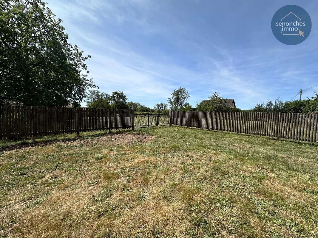 Terrain constructible à vendre à Saint-Victor-de-Buthon  Terrain viabilisé de 1 163 m² - photo 3