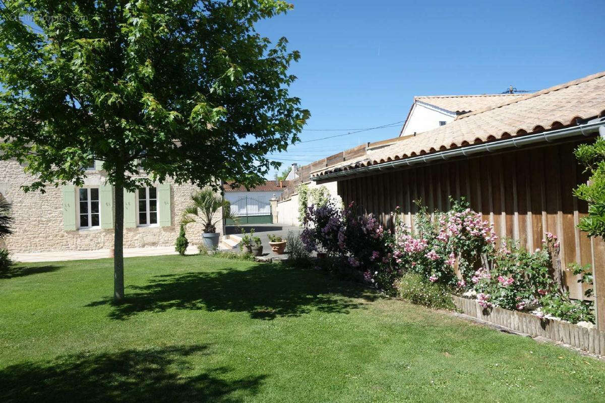 Achat maison 6 pièces 258 m2 33390 Blaye IMMOBILIERE DE L'ESTUAIRE - photo 10