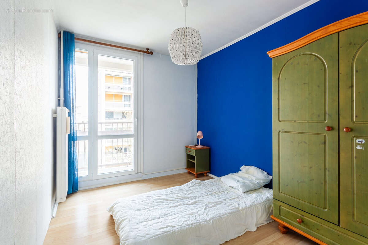 Chambre avec balcon  appartement T4 Oullins proche métro - Appartement à OULLINS