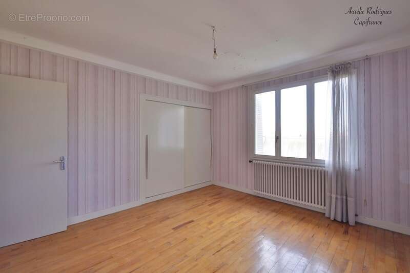 Maison à BAGE-LE-CHATEL