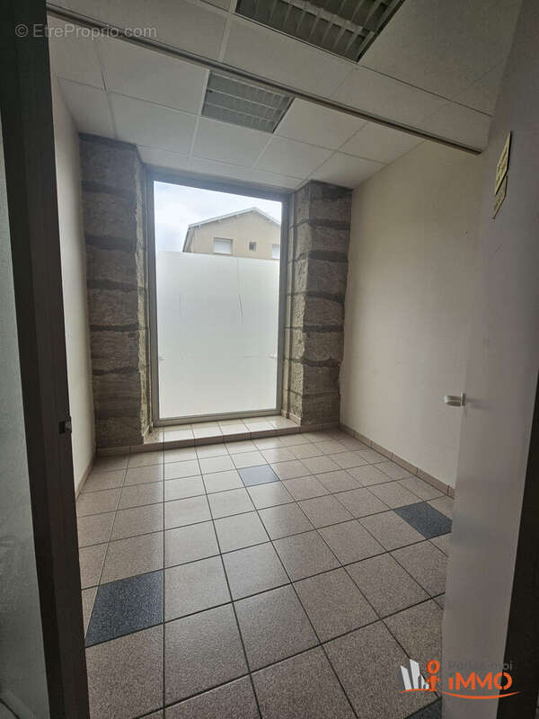 Appartement 80 m² à Saint-Genest-Lerpt  - photo 4