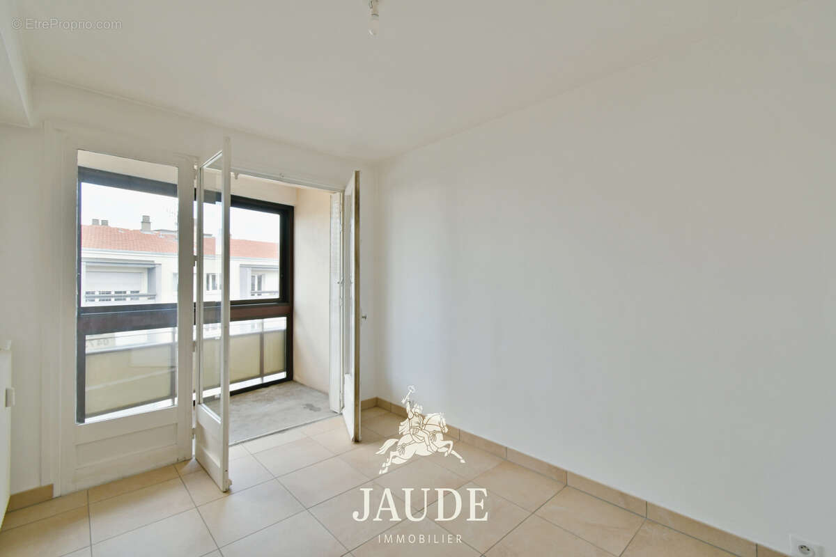 F3 DERNIER ÉTAGE  lumineux de 68 m2 avec GARAGE   94 boulevard Lafayette, Clermont-Ferrand - photo 4