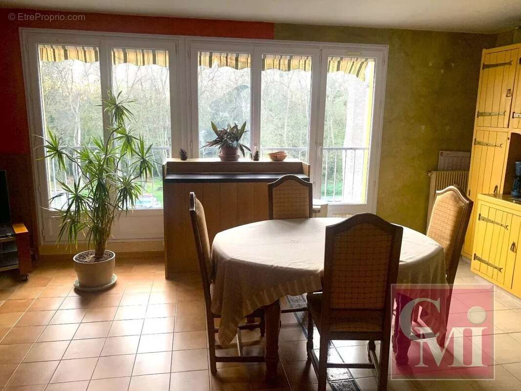 Appartement à BRUYERES-LE-CHATEL