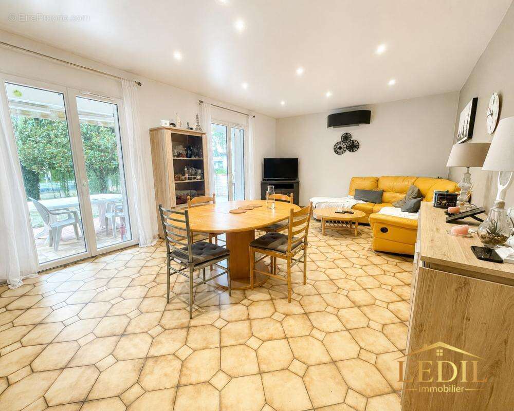 Maison de plain-pied  avec double garage - photo 2