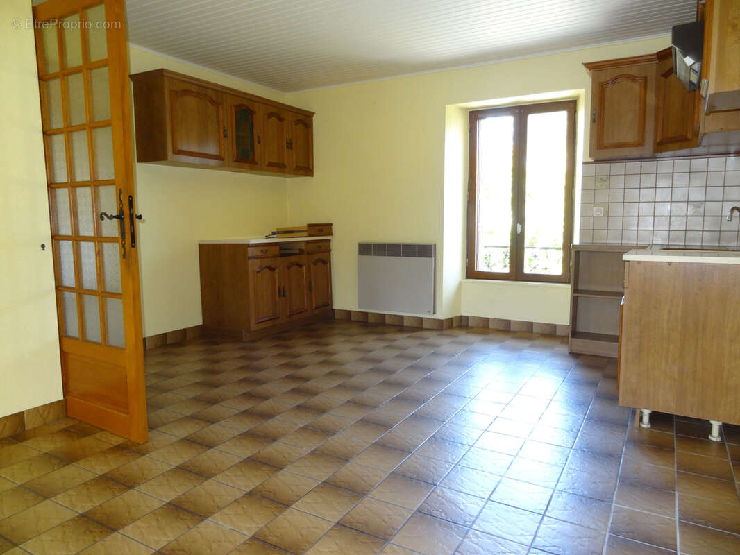 Maison de village avec jardin, garage et vue dégagée   un potentiel à révéler au cœur de Plelauff - photo 5