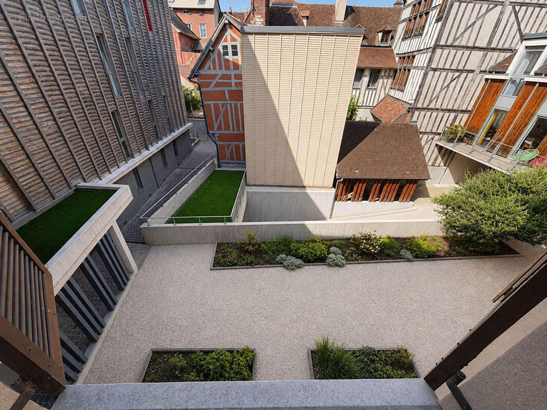 HYPER CENTRE, Local professionnel de 190 m² avec ascenseur, divisible et transformable en habitation - photo 2