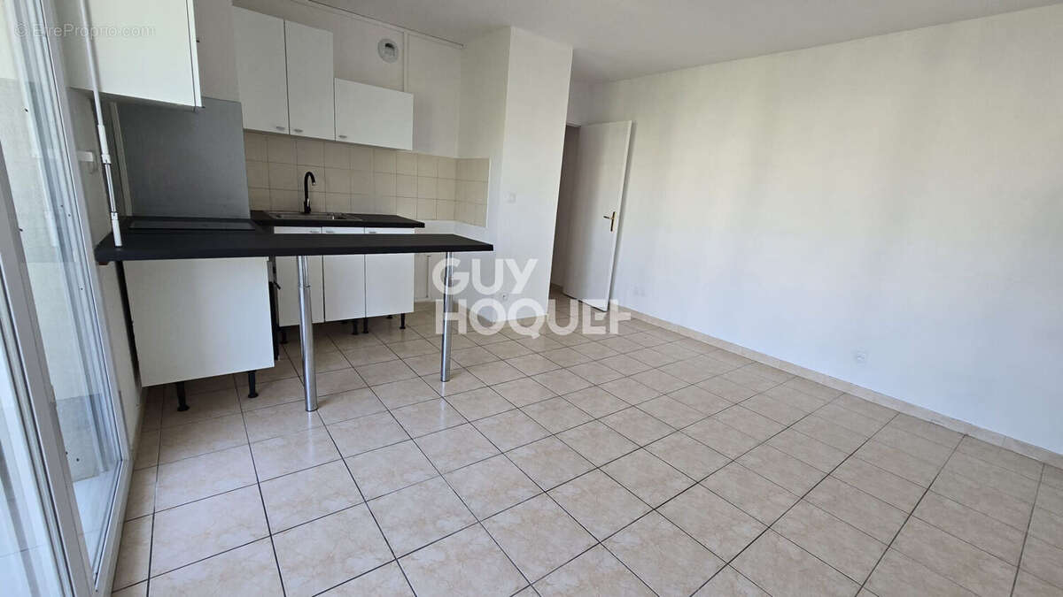 Lumineux T2 de 42m2 avec terrasse, garage, gardien et piscine. - photo 2